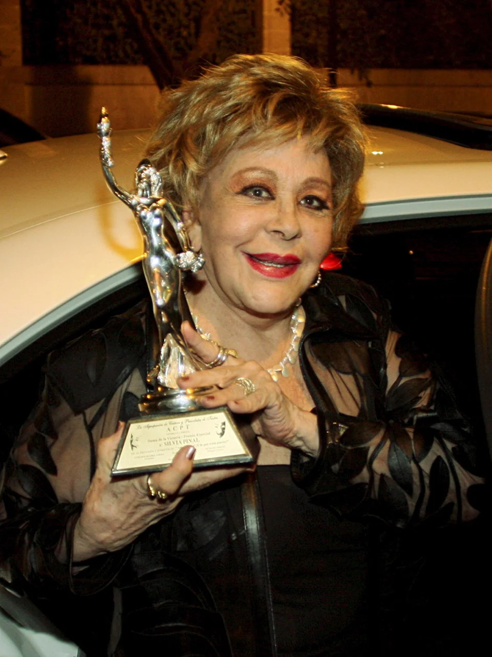 Silvia Pinal en el 2013 tras recibir un premio de la Asociación de Críticos de Teatro de México. (Photo by Alfonso Manzano/LatinContent via Getty Images)