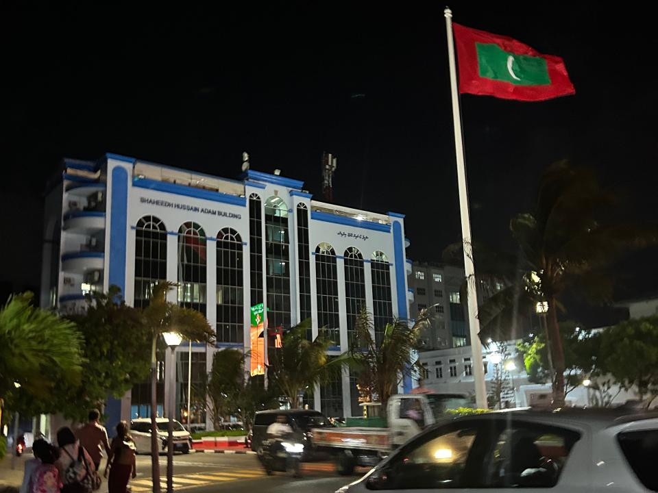 the maldives flag flying in male