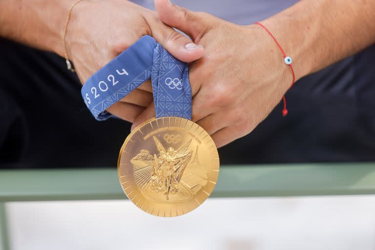 José Torres sosteniendo la medalla de oro que ganó en París 2024 en BMX Freestyle: pesa 529 gramos  