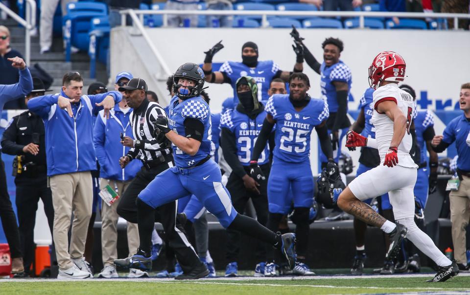 Kentucky tight end Josh Kattus (84) had a 70-yard gain in the first quarter of the Wildcats' 26-13 win over Louisville in the Battle of the Bluegrass college football game on Nov. 26, 2022.