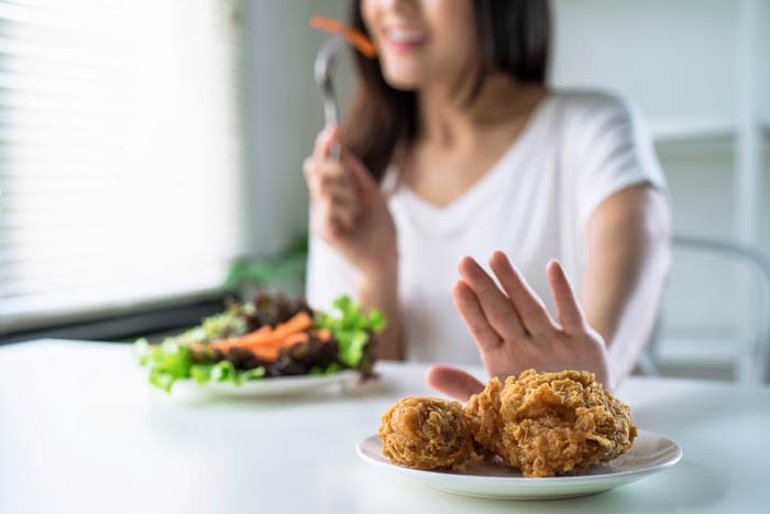 mujer comiendo ensalada