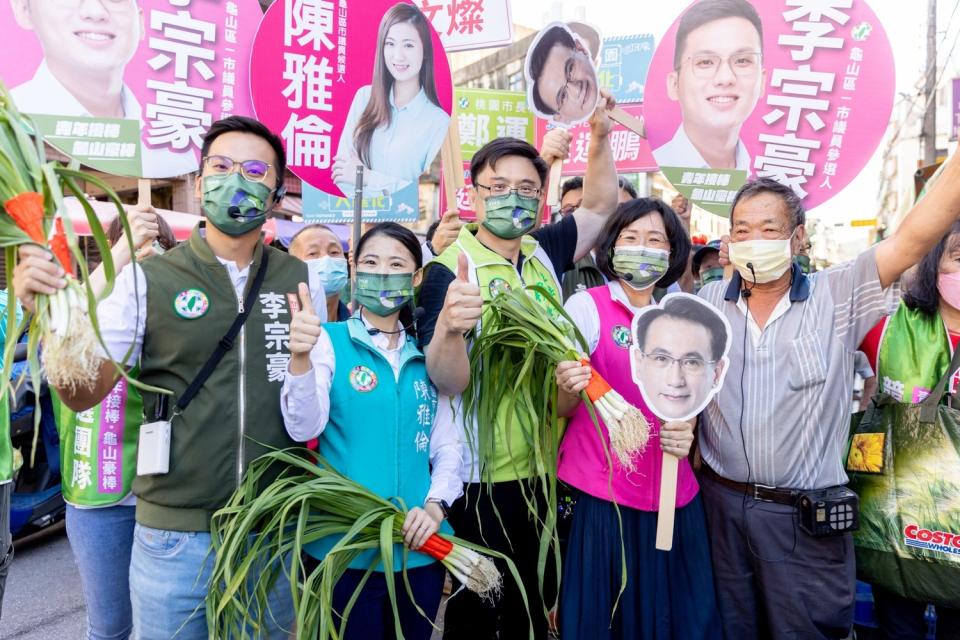 鄭運鵬確診居隔，由立委同事蘇巧慧及賴瑞隆化為分身，前往龜山市場掃街。   圖：鄭運鵬競辦／提供