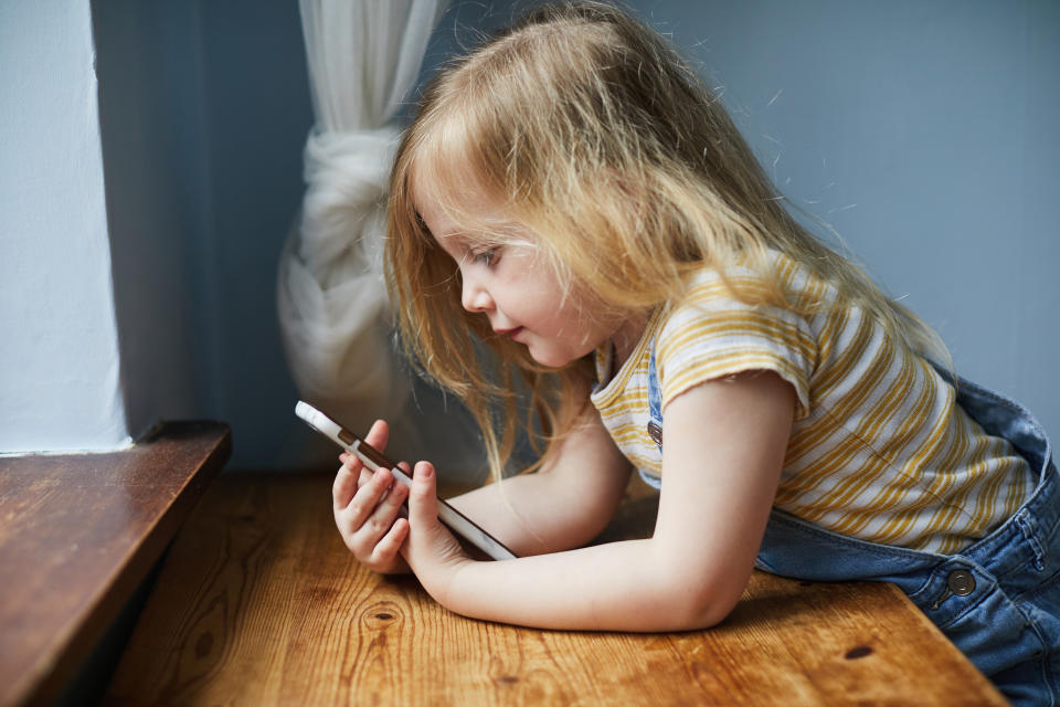 Los niños suelen pasar mucho tiempo jugando con los smartphones. Foto: Sally Anscombe/Getty Images