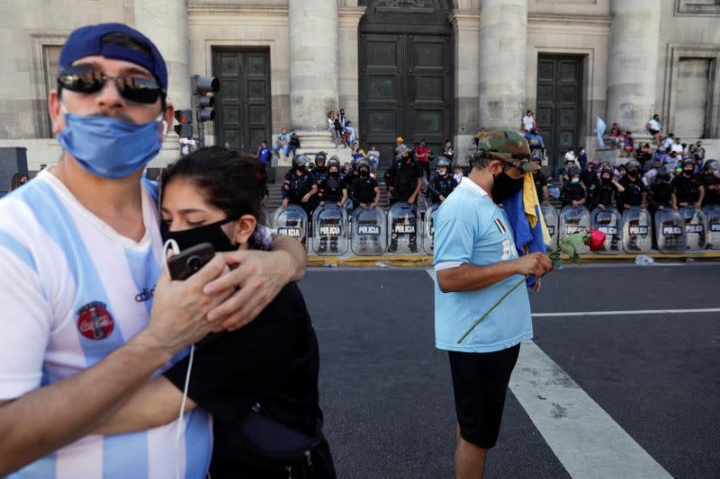 Foto del jueves de hinchas llorando frente a la Casa Rosada de Buenos Aires, donde es velado Diego Maradona