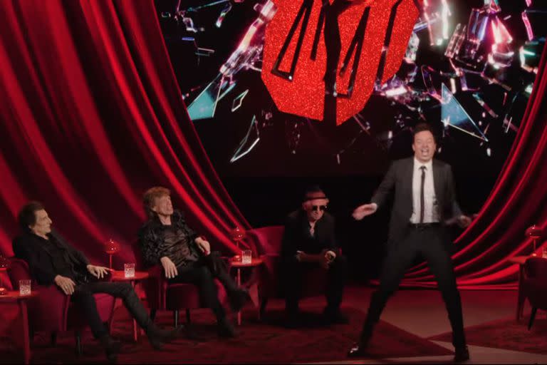 Jimmy Fallon durante la charla con The Rolling Stones, cuando el grupo anunció la salida del nuevo disco y presentó el primer tema, 