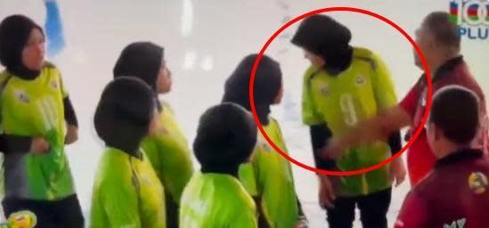 馬來西亞全國U14青少年排球錦標賽中，教練對2名少女施暴的畫面在網路上瘋傳。（翻攝自推特@PejaOfPerak）