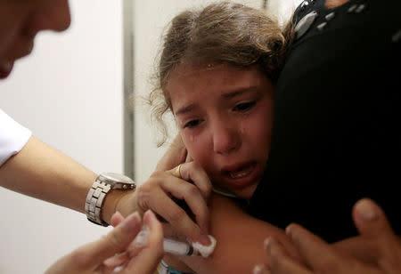 A health agent vaccinates a child during a campaign of vaccination against yellow fever in Sao Paulo, Brazil January 17, 2018. REUTERS/Leonardo Benassatto