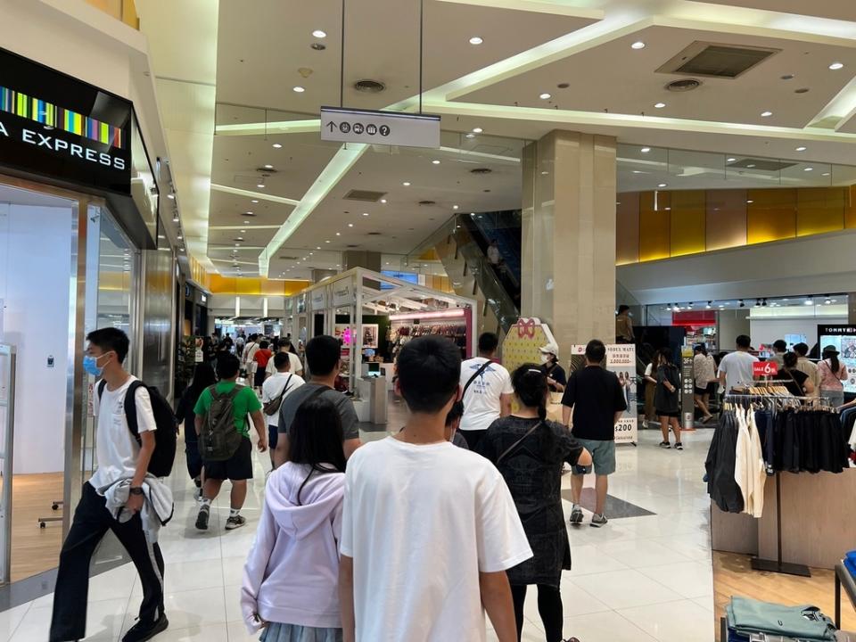 Global Mall屏東市連假期間，購物人潮湧現