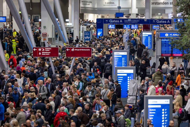 Passengers queue at the check-in counters at Dusseldorf Airport. The Verdi trade union is paralyzing important parts of German air traffic on Thursday and Friday with renewed warning strikes by several professional groups. Thomas Banneyer/dpa