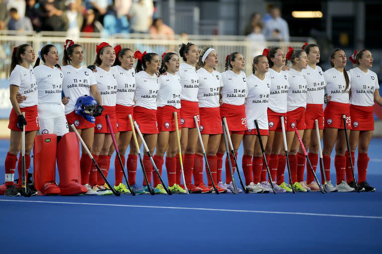 El equipo chileno precalentó y cantó el himno con una remera en homenaje a Claudia Schürer