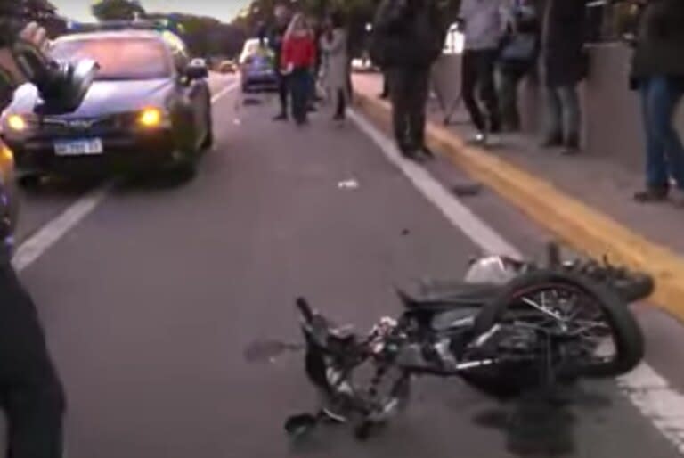 Se metió en contramano por avenida del Libertador y chocó contra una moto