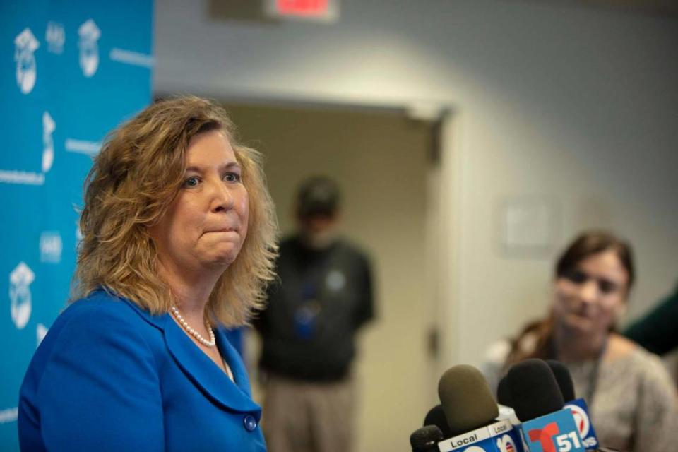 La superintendente de la Junta Escolar de Broward, Vickie Cartwright, habla con la prensa el martes 15 de noviembre de 2022, en e Kathleen C. Wright Administration Center en Fort Lauderdale. La Junta Escolar de Broward votó 5-4 para despedirla a última hora de la noche del lunes, en una medida sorpresiva que ha llevado a algunos a cuestionar si la Junta violó la Ley Sunshine del estado al no publicar un punto en su agenda por adelantado sobre si despedir a Cartwright. Los cinco que votaron para rescindir su contrato fueron nombrados por el gobernador Ron DeSantis. Cuatro de los cinco saldrán de la junta el martes y serán reemplazados por cuatro miembros de la junta recién elegidos.