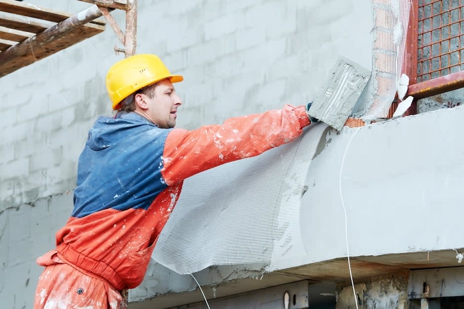 Vor allem in Stellenanzeigen für Handwerker und Bauarbeiter werben Arbeitgeber mit der 4-Tage-Woche. - Copyright: Getty Images