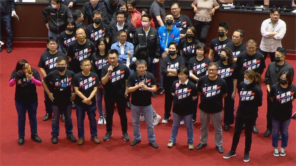 藍營立委則是在底下穿著「反萊豬」衣服，大喊要國事論壇。台灣基進立委陳柏惟穿著「3Q」衣服出現在立法院內。（圖／民視新聞）