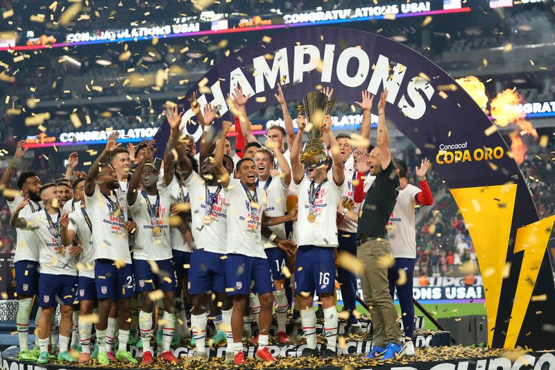 Selección de fútbol de Estados Unidos festejan con el trofeo tras ganar la Copa Oro a México