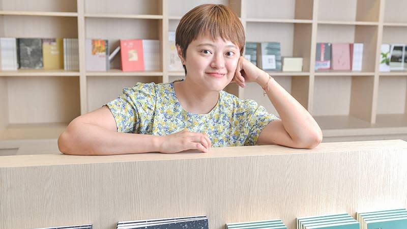 方億玲介紹，書店名「而立」無關年齡，而是代表遇挫折能重生的機會，並希望而立書店能陪伴客人度過人生不同階段。超熱愛簡媜的她，也期待和不同世代的人討論心中的文學經典。黃建賓攝。