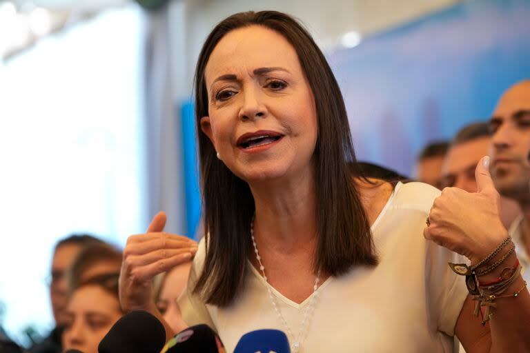 La líder de la oposición María Corina Machado, que enfrenta una prohibición gubernamental para postularse para un cargo, ofrece una conferencia de prensa en Caracas, Venezuela, el martes 26 de marzo de 2024.  (AP Foto/Ariana Cubillos)