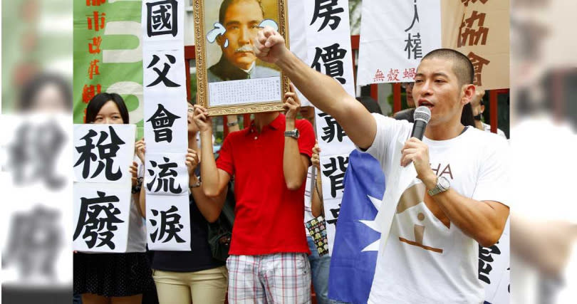 2014年房價高點時，台灣居住正義協會及數個民間團體，曾聚集財政部前，抗議可能取消奢侈稅、要求政府全面改革不動產稅制。（圖／報系資料庫）