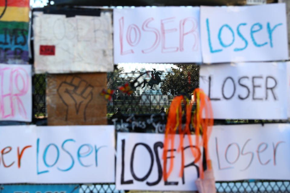 Carteles contra Donald Trump en los alrededores de la Casa Blanca