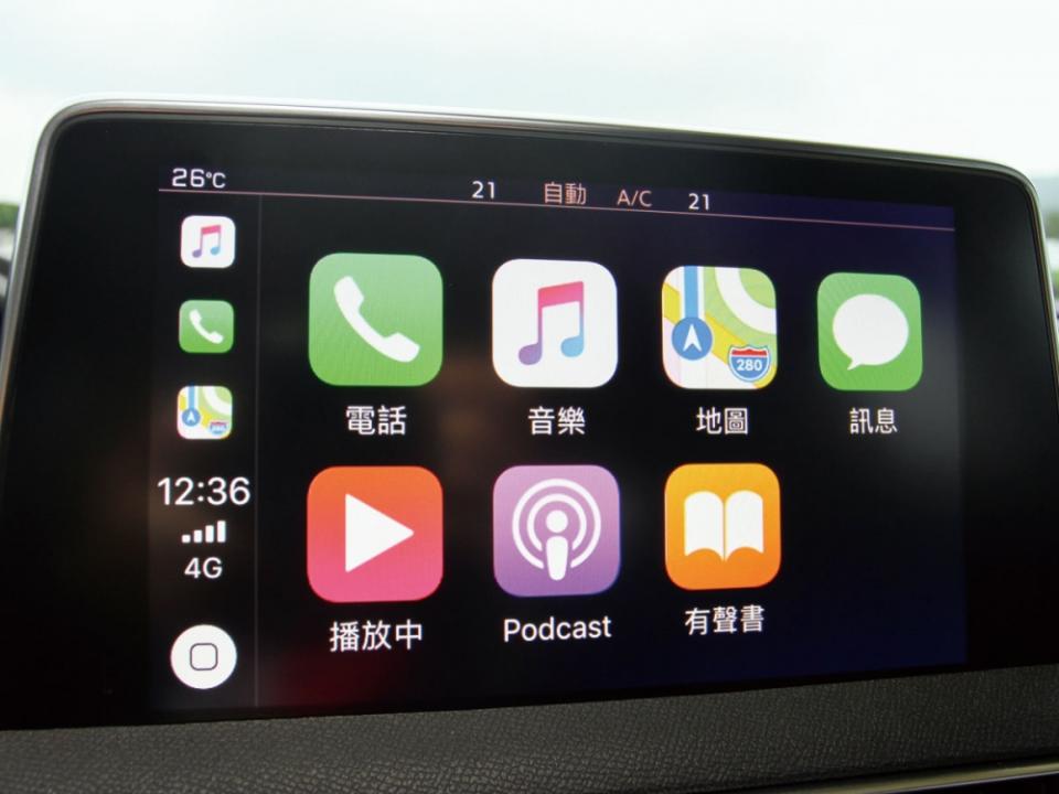 中控8吋螢幕整合多樣化娛樂功能，並支援Apple CarPlay機能。