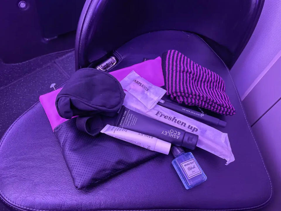 Jeder Business-Class-Passagier auf meinem Flug mit Air New Zealand erhielt eine Tasche mit Toilettenartikeln. - Copyright: Monica Humphries/Insider