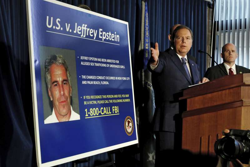 紐約南區聯邦檢察官柏曼（Geoffrey Berman）表示團隊受益於「傑出的調查報導」起訴艾普斯坦。