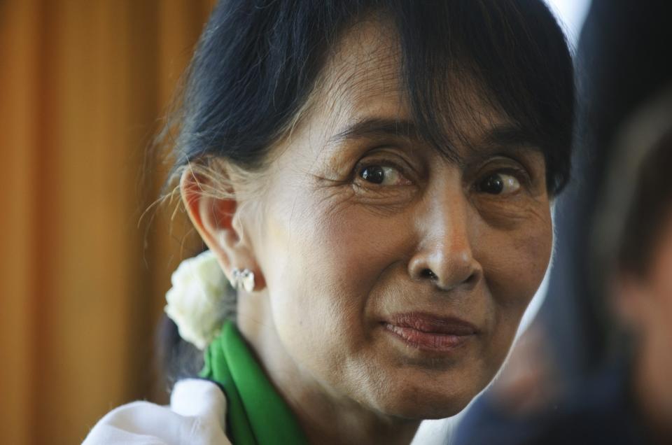 Myanmar opposition leader Aung San Suu Kyi, participates in a discussion with Swiss apprentices. unseen, on Thursday June 14, 2012 on the train between Geneva and Bern on her first trip to Europe since 1988 to formally accept the Nobel Peace Prize that thrust her into the global limelight two decades ago. (AP Photo / Sebastien Bozon, Pool)