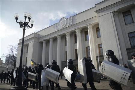 Riot police march after duty near the Ukrainian parliament in Kiev February 21, 2014. REUTERS/Maks Levin