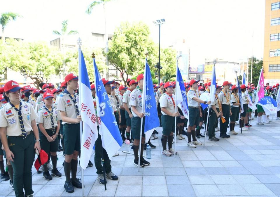 彰化縣長王惠美授旗給參加「全國童軍大露營」團隊，期勉同心協力、回饋社會、邁向永續。（圖：李河錫攝）