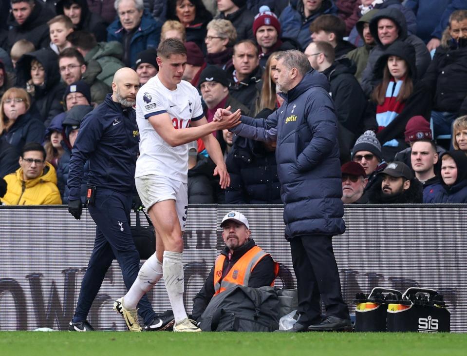 Micky van de Ven was forced off against Aston Villa (REUTERS)