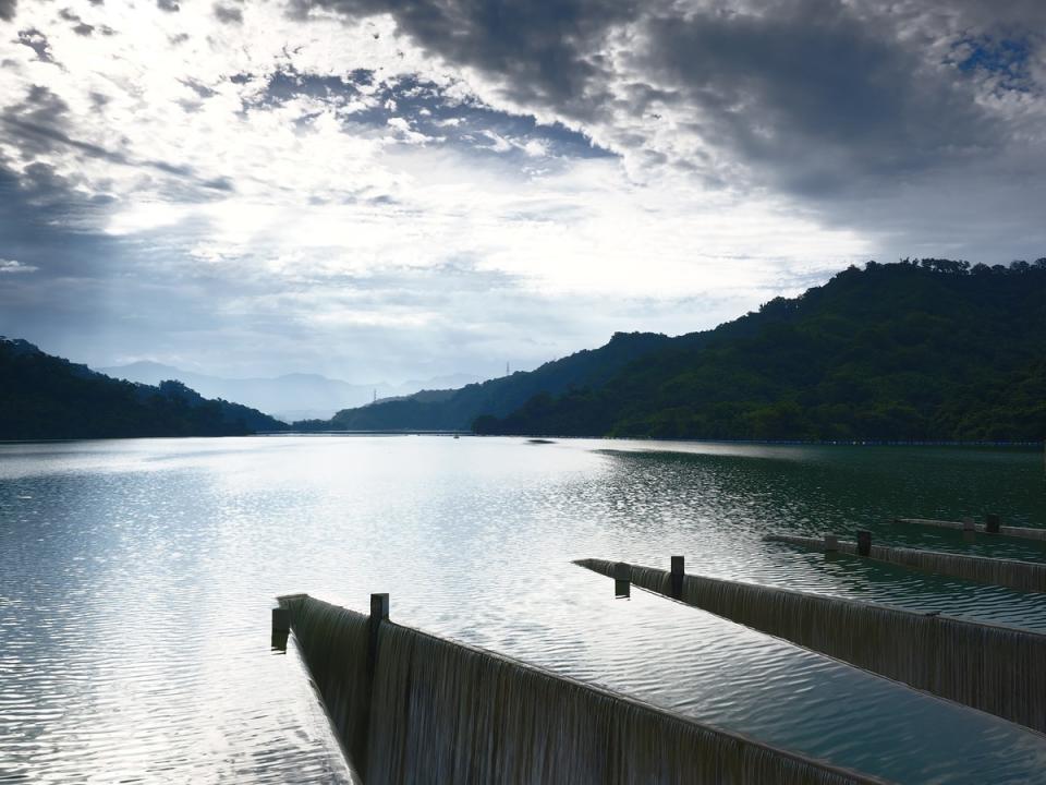 鯉魚潭管理中心今日表示，這是時隔250天鯉魚潭再現滿庫溢流，且大安溪上游的卓蘭發電廠持續進水發電，水庫持續進水，一週內都可以看到溢流美景。   圖：鯉魚潭管理中心／提供