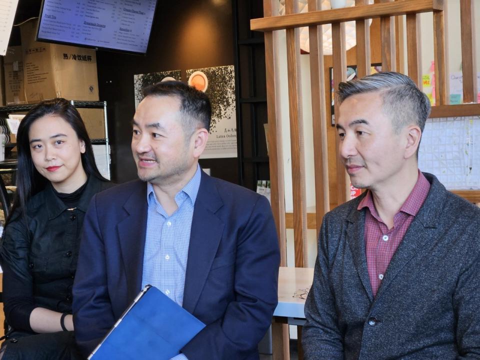 簡德源（中）和江松長（右）表示，期待透過紀錄短片「金門」，能夠促進世界對台灣豐富文化和複雜歷史的理解和關注。（記者張庭瑜╱攝影）