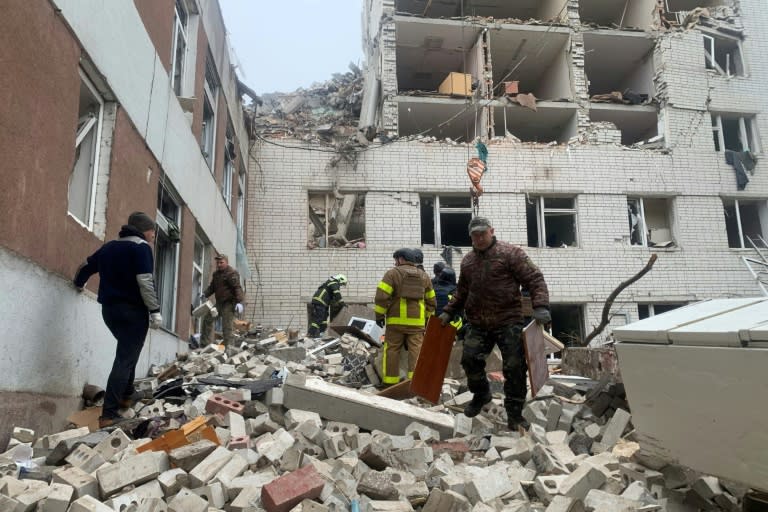 Des sauveteurs déblayent les décombres d'un bâtiment détruit à la suite d'une attaque de missile russe à Tcherniguiv, en Ukraine, le 17 avril 2024 (Sergiy BUTKO)