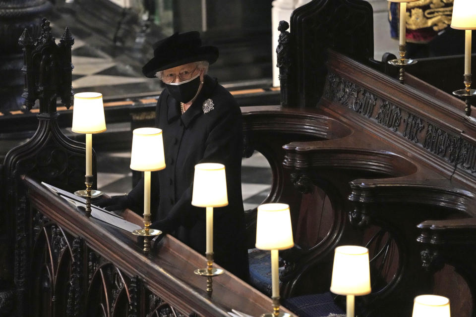 ARCHIVO – La reina Isabel II de Gran Bretaña en la Capilla de San Jorge durante el funeral del príncipe Felipe, con quien estuvo casada por 73 años, en el Castillo de Windsor en Windsor, Inglaterra el 17 de abril de 2021. La reina Isabel II, la monarca con el reinado más largo de Gran Bretaña y una roca de estabilidad en buena parte de un siglo turbulento, ha muerto. Tenía 96 años. El Palacio de Buckingham anunció su deceso el jueves 8 de septiembre de 2022. (Yui Mok/Pool via AP, archivo)