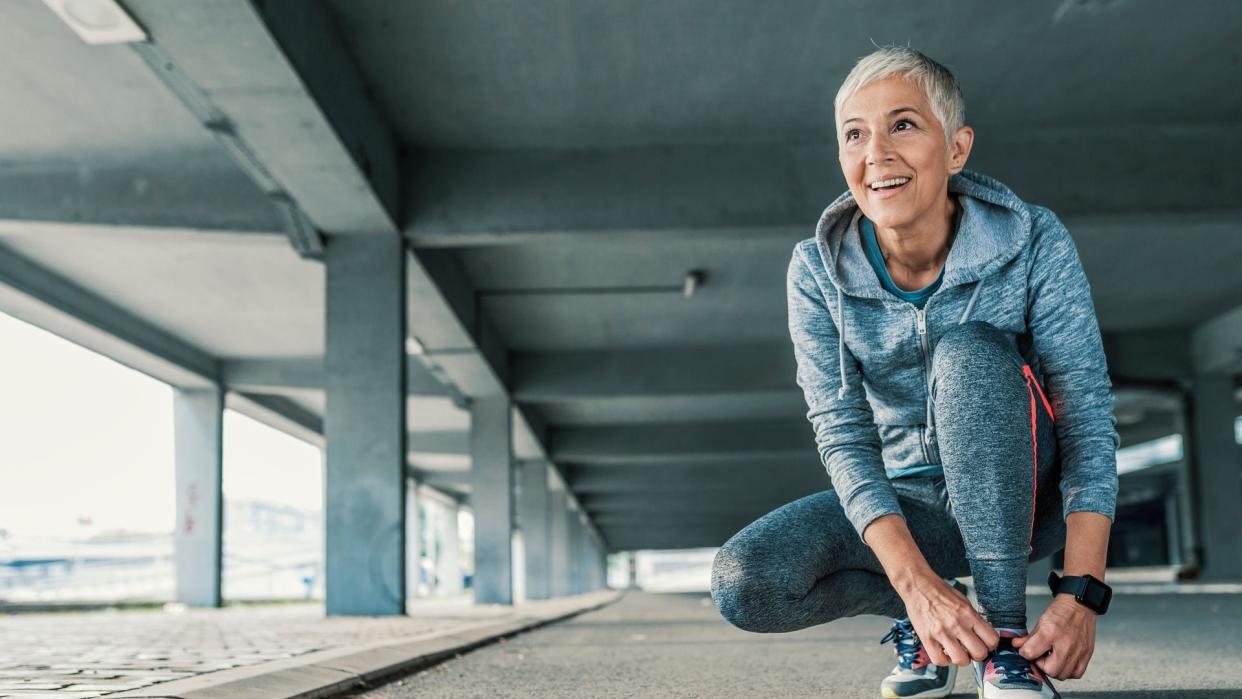 mujer madura preparada para correr