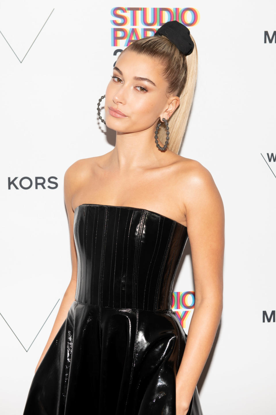 <p>Scrunchies sind DAS It-Accessoire für die Haare. Hailey Baldwin hat ihre blonde Mähne mit dem Stoffgummi zu einem hohen Zopf gebunden. Das Model verpasst ihrem 90er-Look mit Kreolen das perfekte Finish. (Bild: Getty Images) </p>