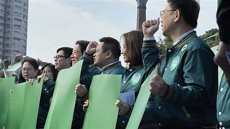 賴清德為官兵祈禱。（圖／記者高逸帆攝影）