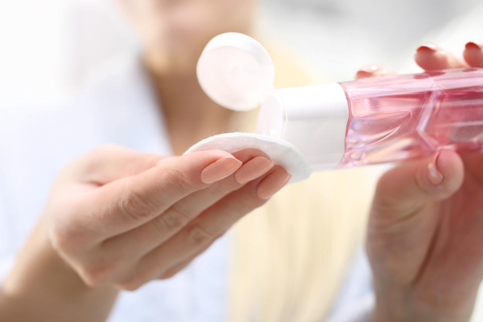 Here's how to properly remove your makeup before bed. (Getty Images)