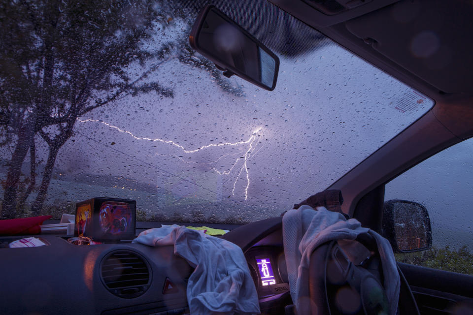 Vor Blitzen ist man im Auto sicher. Bei sehr starkem Regen sollte man es aber dennoch lieber stehen lassen. (Symbolbild: Getty)