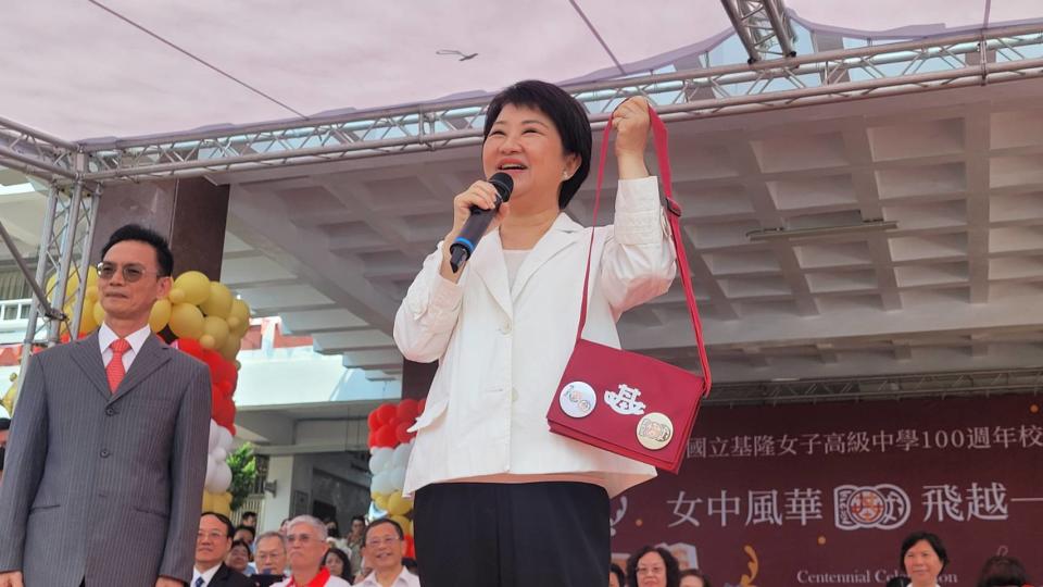 國立基隆女中今天歡慶百年校慶，台中市長盧秀燕背基女書包領取傑出校友獎。記者游明煌／攝影