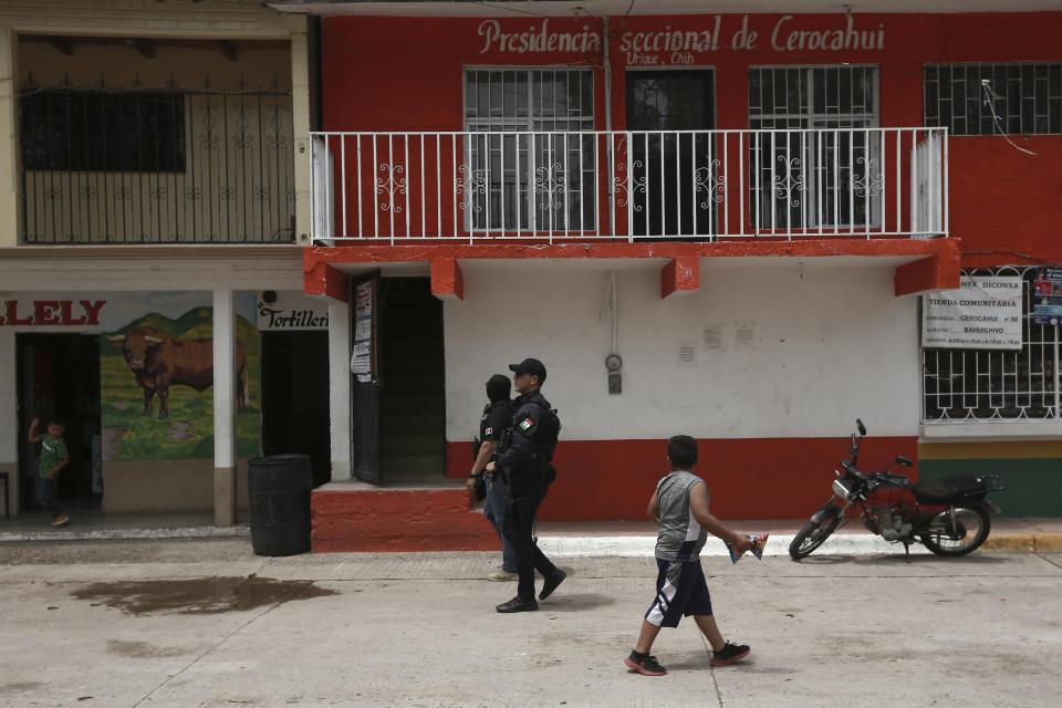 Un policía patrulla una calle de Cerocahui, localidad del norte de México donde hace poco fueron asesinados dos sacerdotes jesuitas. Foto del 22 de junio del 2022. (AP Photo/Christian Chávez)