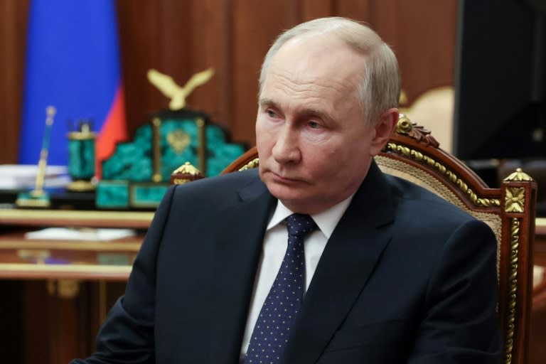Russlands Präsident Putin hat die westlichen Waffenlieferungen an die Ukraine als "sehr gefährlichen Schritt" bezeichnet und insbesondere Deutschland kritisiert. "Waffenlieferungen in ein Kriegsgebiet sind immer schlecht", sagte Putin vor Journalisten in St. Petersburg. (Alexander KAZAKOV)