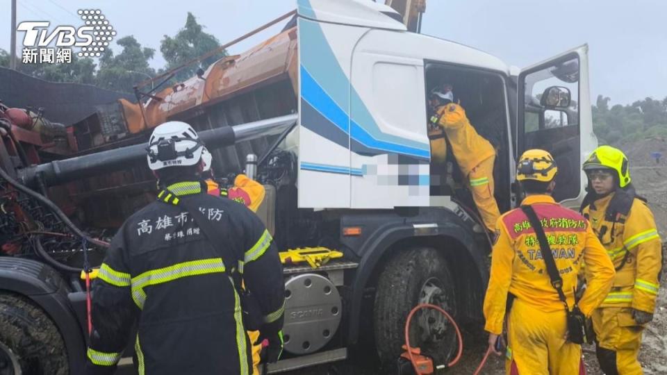 疑似大雨造成土石鬆軟，車斗翻覆往前重壓車頭，駕駛受困命危。（圖／TVBS）