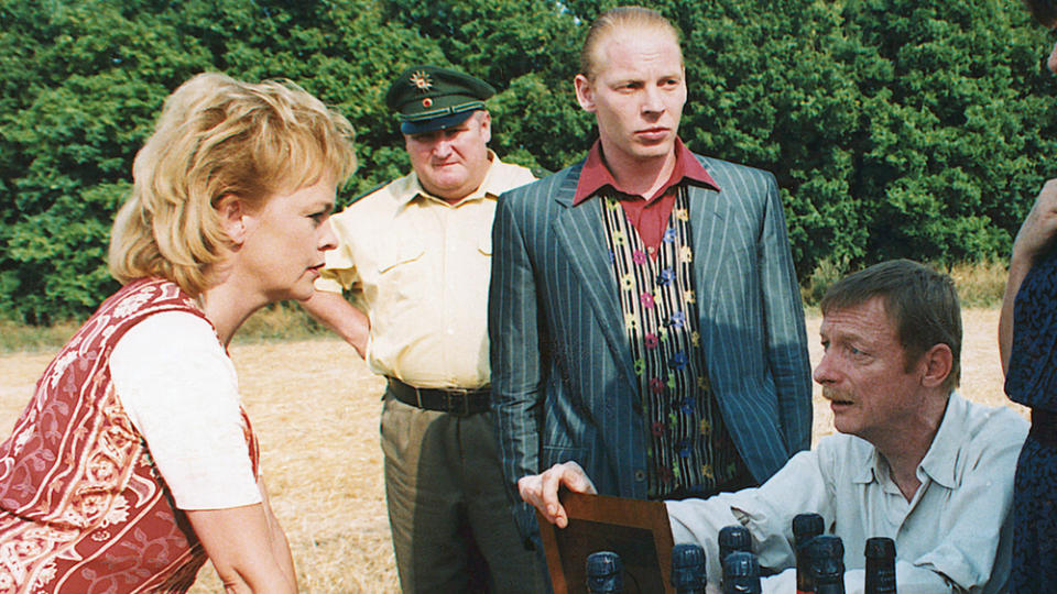 Kommissarin Tanja Voigt (Katrin Sass) und Dorfpolizist Krause (Horst Krause) haben in Wustermark keinen leichten Job: Dettmann (Ben Becker, Mitte) und Lansky (Otto Sander, sitzend) halten zusammen