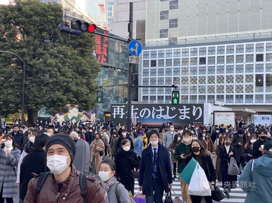 圖為日本東京澀谷車站前人來人往的情形。（中央社檔案照片）