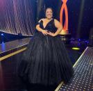 <p>La comediante dejó a todos boquiabiertos con este soñado vestido negro con falda vaporosa que optó llevar con aretes de <strong>Natalia Bojalil</strong>.</p>