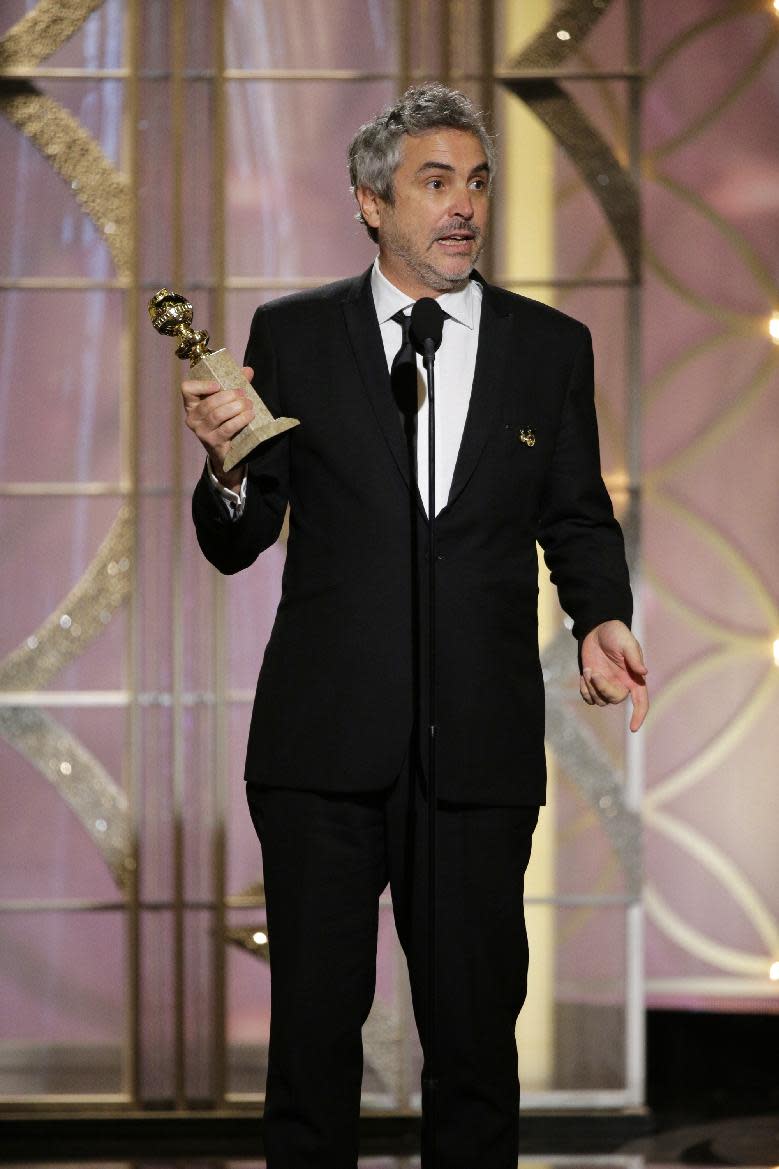 En esta imagen difundida por NBC, Alfonso Cuarón acepta el Globo de Oro al mejor director por "Gravity", el domingo 12 de enero del 2014 en el hotel Beverly Hilton en Beverly Hills, California. (AP Foto/NBC, Paul Drinkwater)