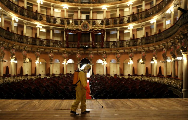 Un trabajador con traje protector rocía para desinfectar el Teatro Amazonas antes de su reapertura después de que el gobierno del estado de Amazonas aliviara las medidas de aislamiento para prevenir la propagación de la enfermedad por coronavirus (COVID-19) en Manaos, Brasil