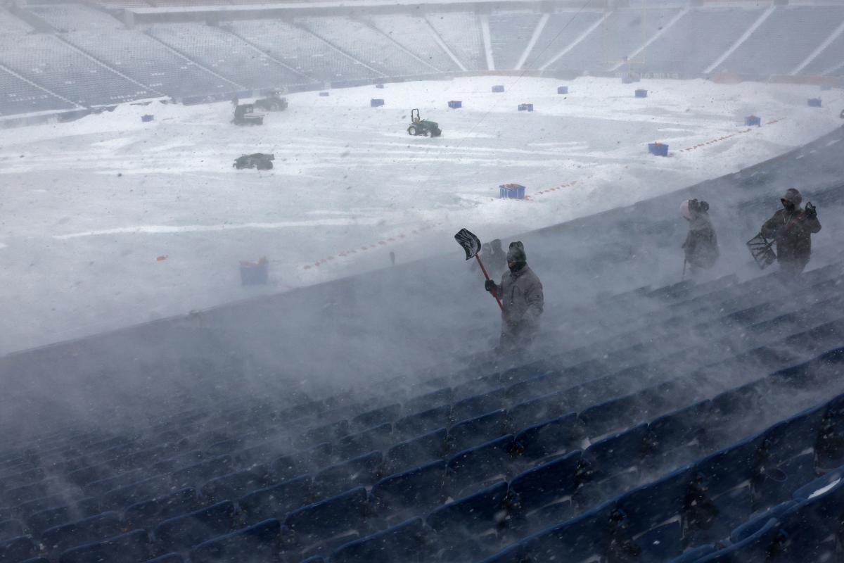 Bills Fans Help Shovel Out Highmark Stadium As 18 Inches Of Snow Falls Before Playoff Game 3700