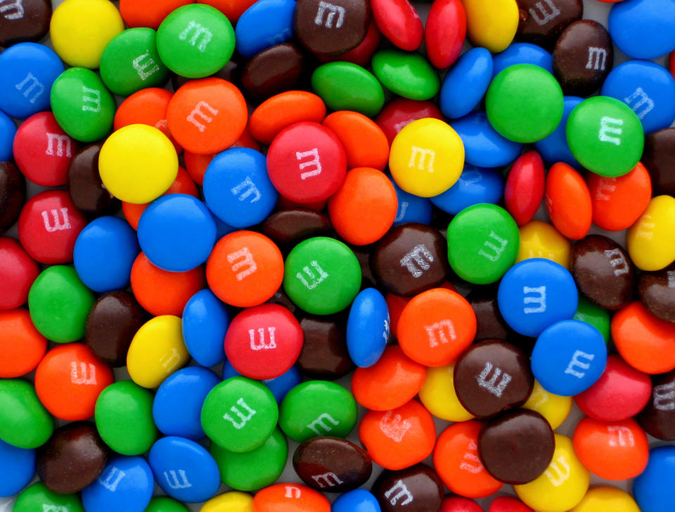 Kurios: Die M&M'S haben ihren Ursprung im Spanischen Bürgerkrieg. Forrest Mars Sr. besuchte die Front und beobachtete Soldaten dabei, wie sie ein paar Schokoladenstückchen verputzten, die in einem Zuckermantel steckten – so schmolzen sie nicht in den Händen. Was in den USA als M&M'S vermarktet wurde, machte außerhalb als Smarties die Runde.